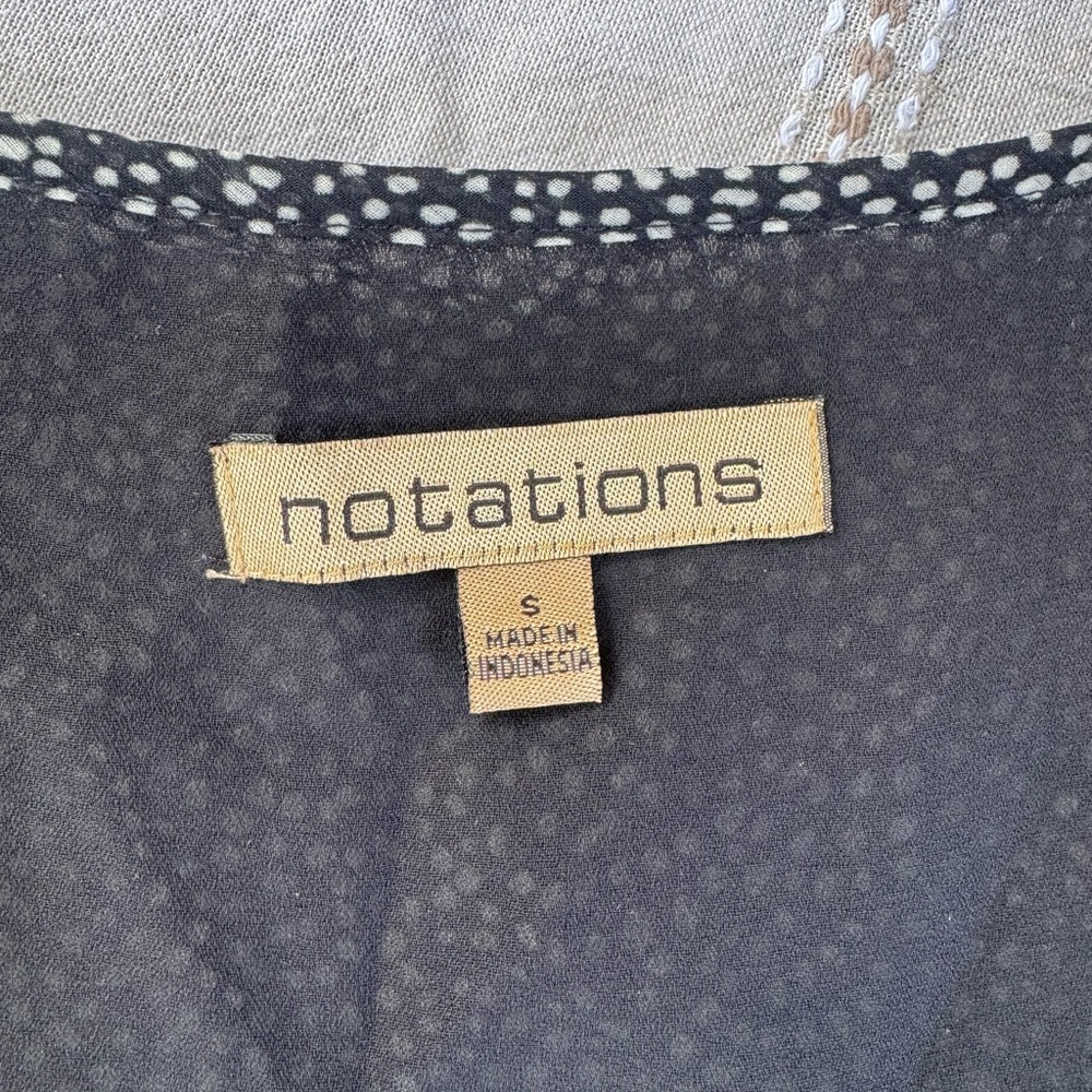 Notations Black and White Fitted Sleeveless Blouse - Picture 2 of 9